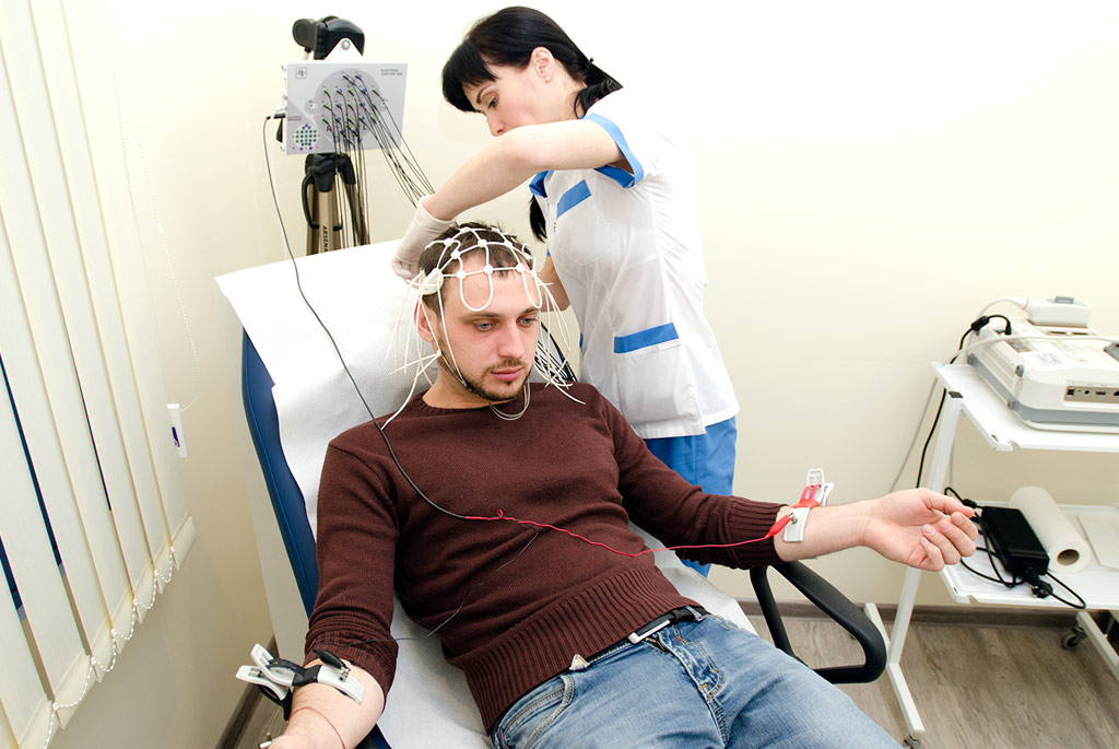 Врачи проверят мозги. Электроэнцефалография (ЭЭГ). Энцефалограмма головы. Обследование головы. ЭХОЭГ головы.
